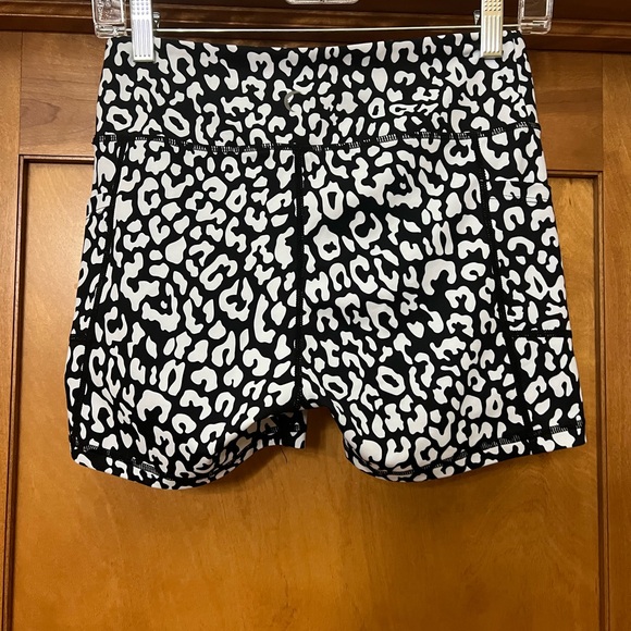 Zyia Light n Tight Shorts Size Medium Black and White Animal Print - Picture 3 of 6